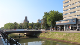 851044 Gezicht over de Stadsbuitengracht op de Marga Klompébrug te Utrecht, met rechts het kantoorgebouw ...